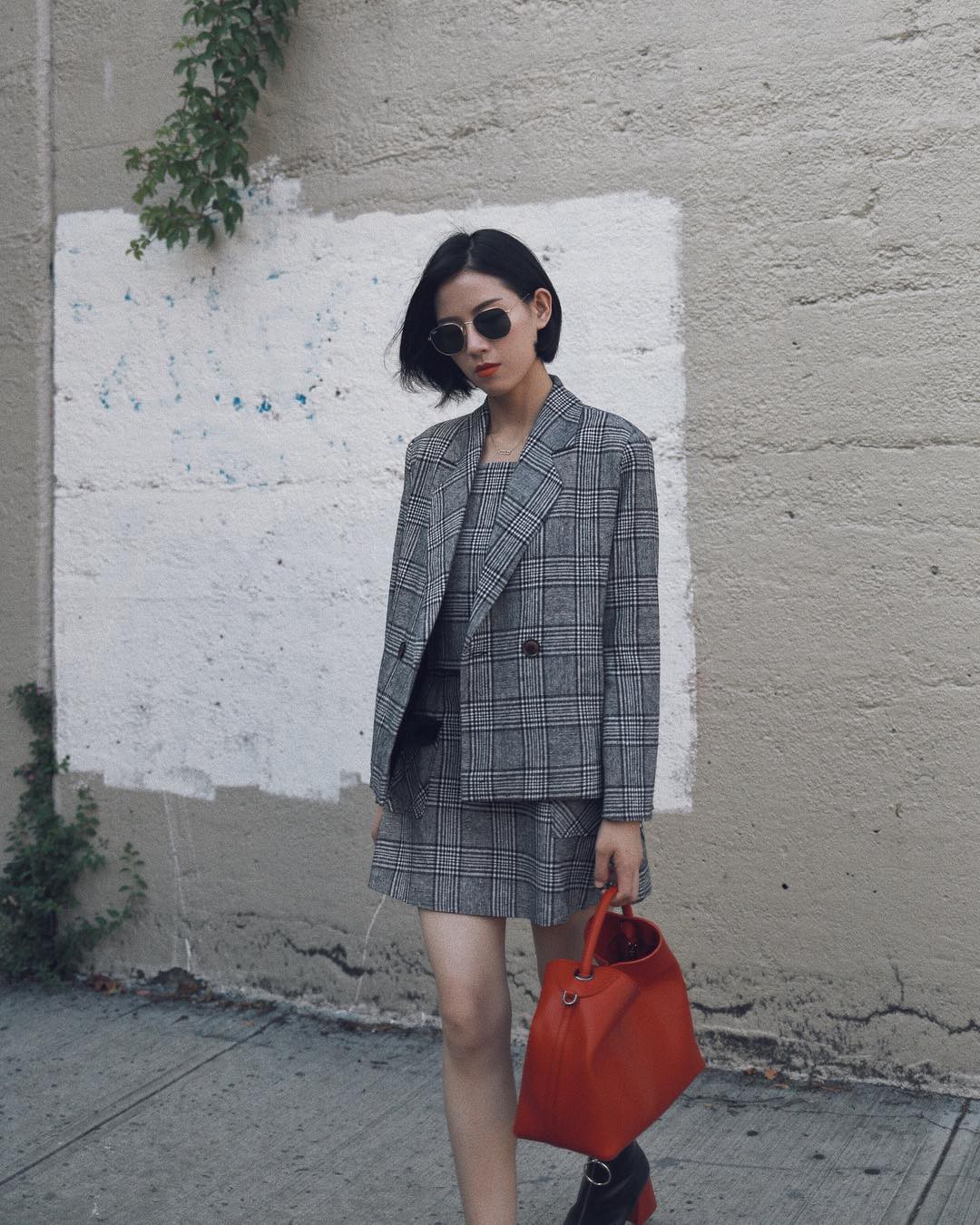 Blazer kẻ - chiếc áo cứ thu đến lại gây sốt và tủ đồ của các nàng sao có thể trọn vẹn nếu thiếu đi thiết kế này