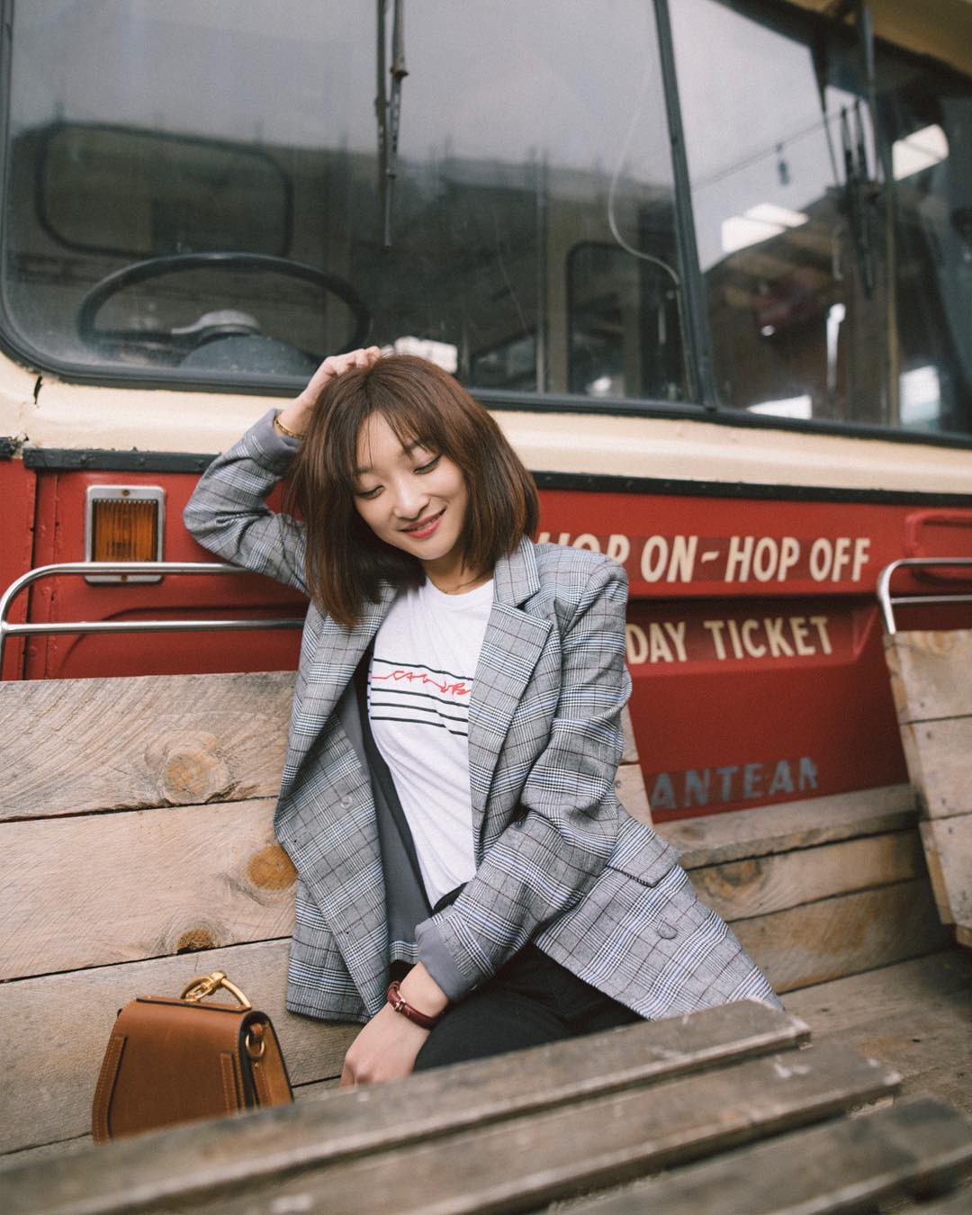 Blazer kẻ - chiếc áo cứ thu đến lại gây sốt và tủ đồ của các nàng sao có thể trọn vẹn nếu thiếu đi thiết kế này