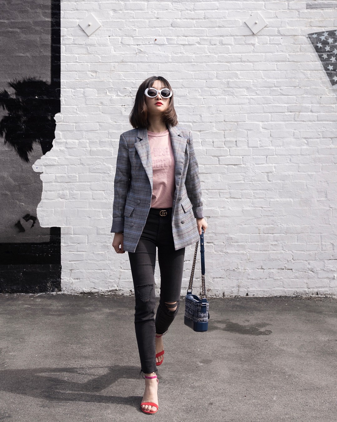 Blazer kẻ - chiếc áo cứ thu đến lại gây sốt và tủ đồ của các nàng sao có thể trọn vẹn nếu thiếu đi thiết kế này