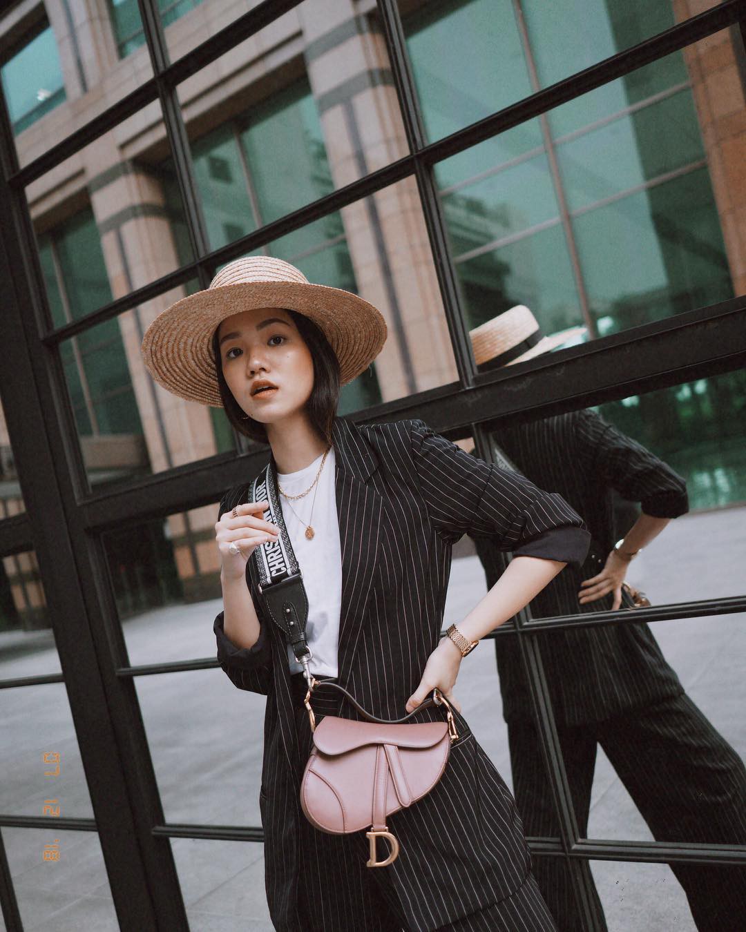 Blazer kẻ - chiếc áo cứ thu đến lại gây sốt và tủ đồ của các nàng sao có thể trọn vẹn nếu thiếu đi thiết kế này