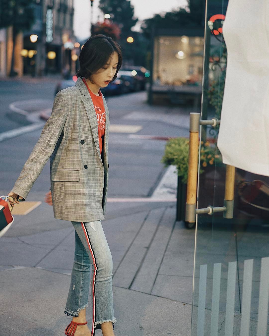 Blazer kẻ - chiếc áo cứ thu đến lại gây sốt và tủ đồ của các nàng sao có thể trọn vẹn nếu thiếu đi thiết kế này