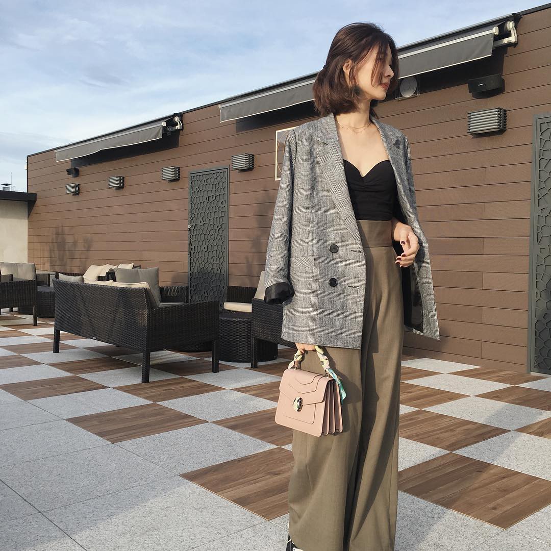 Blazer kẻ - chiếc áo cứ thu đến lại gây sốt và tủ đồ của các nàng sao có thể trọn vẹn nếu thiếu đi thiết kế này