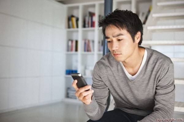 Khi các mẹ gọi điện cho chồng, câu đầu tiên anh ấy nói lúc bắt máy là gì, có cục súc như những anh chồng này không?