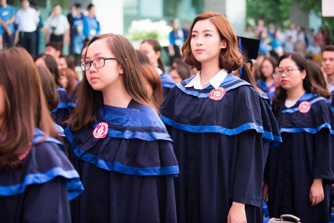 1 ngày trước khi hết nhiệm kỳ Hoa hậu Việt Nam, Đỗ Mỹ Linh rạng rỡ cùng bạn bè nhận bằng tốt nghiệp Đại học