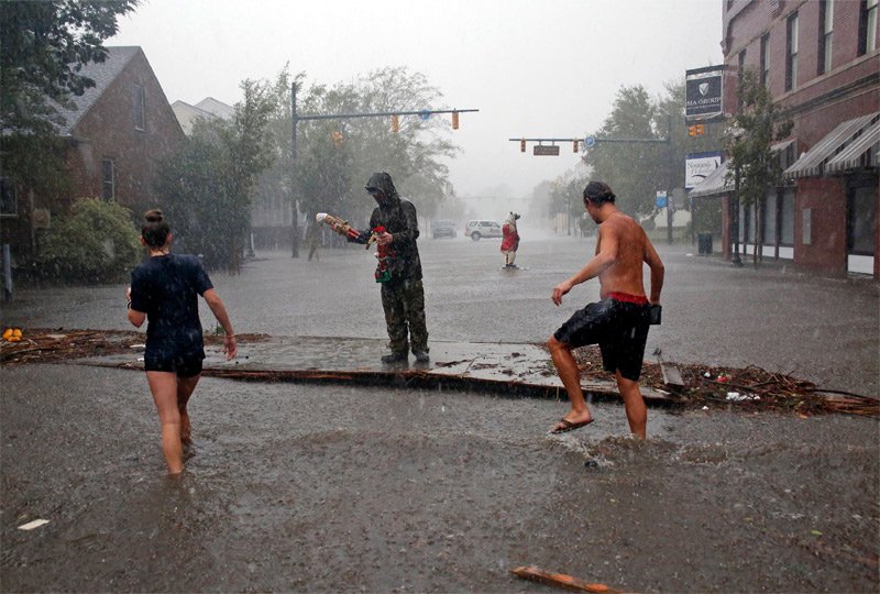 Mỹ tả tơi vì siêu bão Florence, Philippines oằn mình gánh Mangkhut