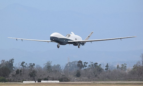 UAV trăm triệu USD Mỹ mài bụng trên đường băng