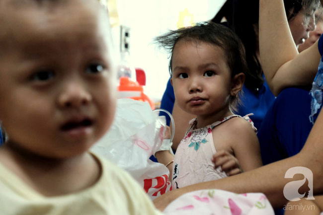 Tâm sự quặn lòng của người mẹ một mình chăm con ung thư vòm họng: “Bé mới đón trung thu lần đầu trong viện, không biết còn có lần sau”