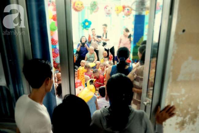 Tâm sự quặn lòng của người mẹ một mình chăm con ung thư vòm họng: “Bé mới đón trung thu lần đầu trong viện, không biết còn có lần sau”