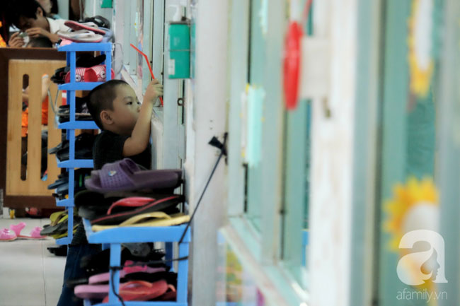 Tâm sự quặn lòng của người mẹ một mình chăm con ung thư vòm họng: “Bé mới đón trung thu lần đầu trong viện, không biết còn có lần sau”