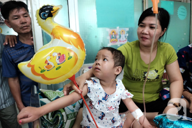 Tâm sự quặn lòng của người mẹ một mình chăm con ung thư vòm họng: “Bé mới đón trung thu lần đầu trong viện, không biết còn có lần sau”