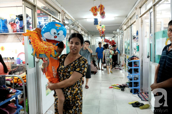 Tâm sự quặn lòng của người mẹ một mình chăm con ung thư vòm họng: “Bé mới đón trung thu lần đầu trong viện, không biết còn có lần sau”