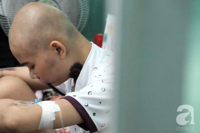 Tâm sự quặn lòng của người mẹ một mình chăm con ung thư vòm họng: “Bé mới đón trung thu lần đầu trong viện, không biết còn có lần sau”