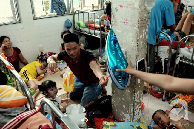 Tâm sự quặn lòng của người mẹ một mình chăm con ung thư vòm họng: “Bé mới đón trung thu lần đầu trong viện, không biết còn có lần sau”