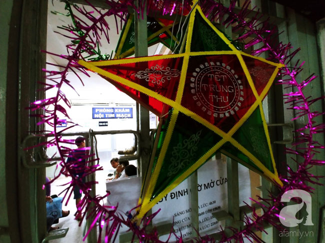 Tâm sự quặn lòng của người mẹ một mình chăm con ung thư vòm họng: “Bé mới đón trung thu lần đầu trong viện, không biết còn có lần sau”