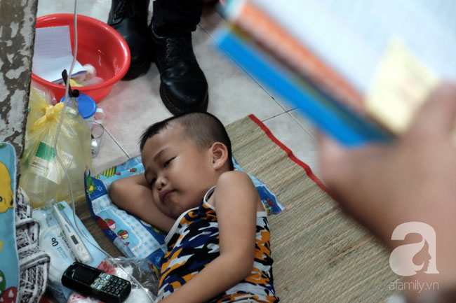 Tâm sự quặn lòng của người mẹ một mình chăm con ung thư vòm họng: “Bé mới đón trung thu lần đầu trong viện, không biết còn có lần sau”