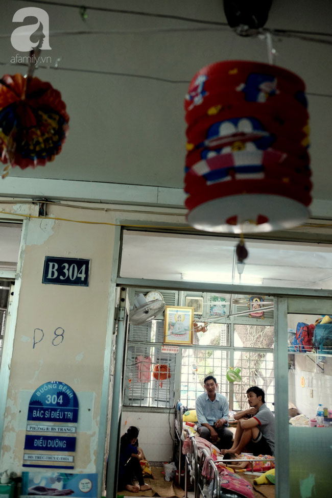 Tâm sự quặn lòng của người mẹ một mình chăm con ung thư vòm họng: “Bé mới đón trung thu lần đầu trong viện, không biết còn có lần sau”