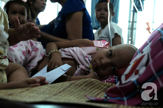 Tâm sự quặn lòng của người mẹ một mình chăm con ung thư vòm họng: “Bé mới đón trung thu lần đầu trong viện, không biết còn có lần sau”