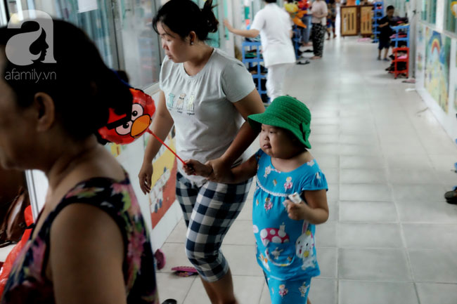 Tâm sự quặn lòng của người mẹ một mình chăm con ung thư vòm họng: “Bé mới đón trung thu lần đầu trong viện, không biết còn có lần sau”