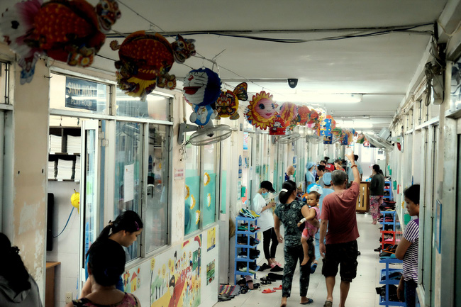 Tâm sự quặn lòng của người mẹ một mình chăm con ung thư vòm họng: “Bé mới đón trung thu lần đầu trong viện, không biết còn có lần sau”