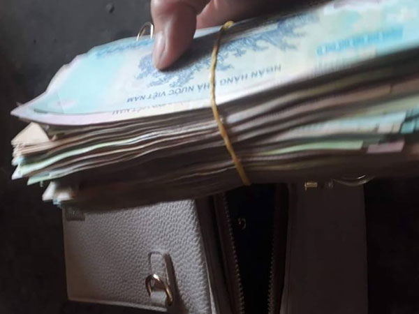 Chủ quán ăn trả lại túi xách có gần 200 trăm triệu đồng cho khách