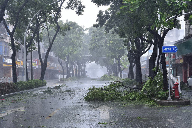 Siêu bão Mangkhut vừa đổ bộ vào tỉnh Quảng Đông, Trung Quốc với sức gió hơn 160 km/h