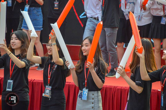 Không hổ danh là ngôi trường của hoa hậu, ở Ngoại thương có 1 CLB chỉ toàn trai xinh gái đẹp