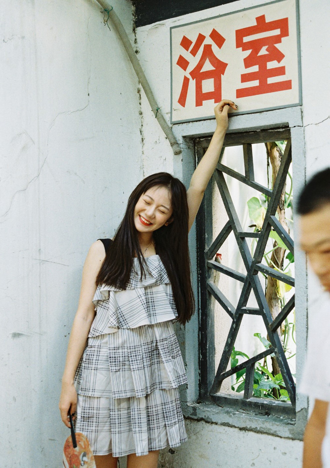 Có những kiểu người dù để kiểu tóc gì cũng đẹp, cô bạn Trung Quốc này chính là ví dụ Có những kiểu người dù để kiểu tóc gì cũng đẹp, cô bạn Trung Quốc này chính là ví dụ