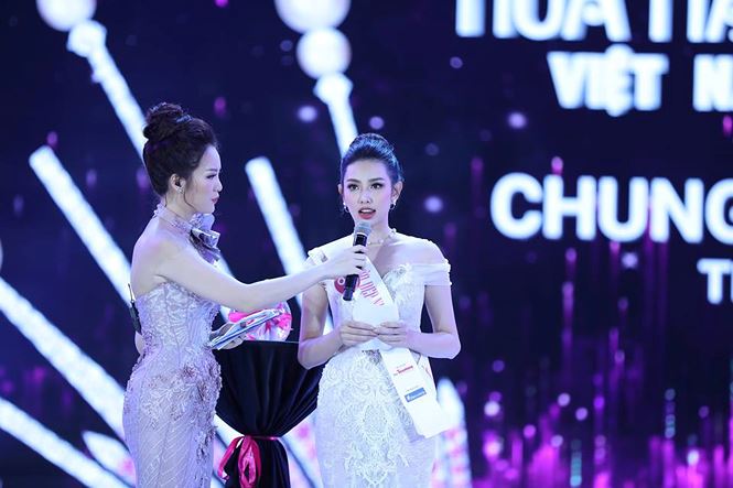 Clip: Phút đăng quang của Tân Hoa hậu Việt Nam 2018 - Trần Tiểu Vy!