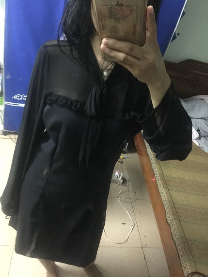 Chi 300k mua váy sang chảnh, đã phải nhận về chiếc giẻ lau cao cấp, cô gái còn bị cửa hàng chặn luôn Facebook Chi 300k mua váy sang chảnh, đã phải nhận về chiếc giẻ lau cao cấp, cô gái còn bị cửa hàng chặn luôn Facebook