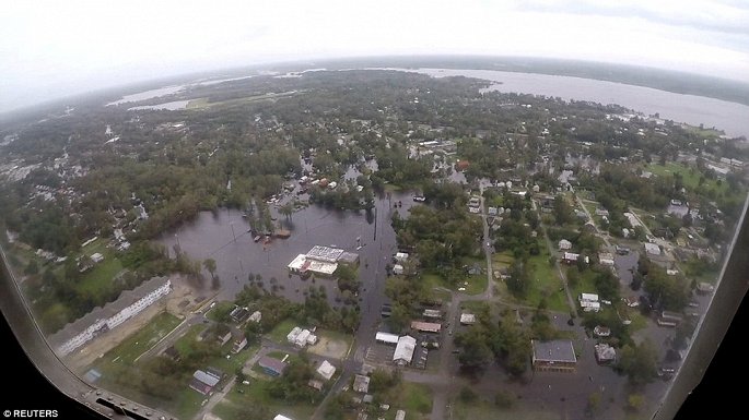 Bão Florence gây mưa lịch sử: Bờ đông nước Mỹ chìm trong biển nước, ít nhất 11 người chết