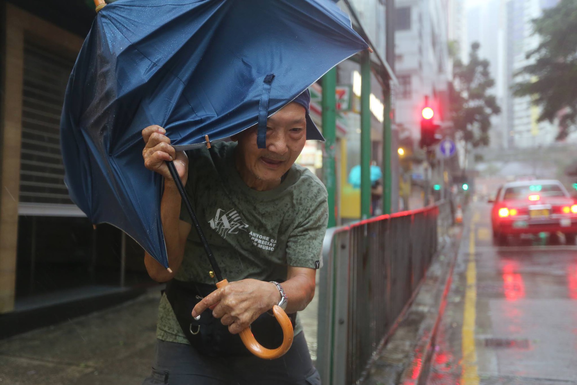 Bão Mangkhut đã đổ bộ Hong Kong với từng cột sóng cao đến 14m