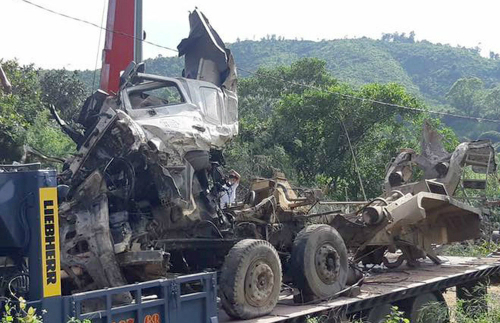 Tài xế xe bồn hai lần đánh lái trước khi đâm xe khách