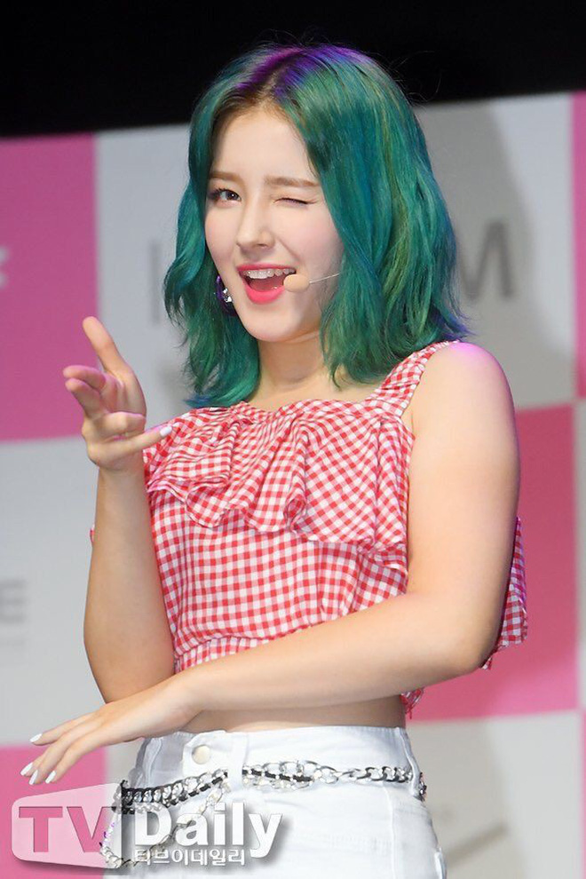 Nhìn Nancy (Momoland) để thấy: con gái cứ nhuộm tóc basic là đẹp nhất!