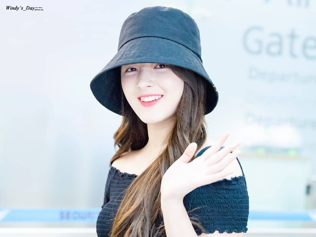 Nhìn Nancy (Momoland) để thấy: con gái cứ nhuộm tóc basic là đẹp nhất!