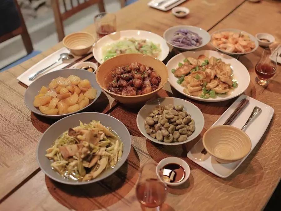 Ngôi nhà bình yên và cuộc sống hạnh phúc của gia đình 3 người đã bán hai mảnh đất ở phố về sống ở ngôi làng cổ