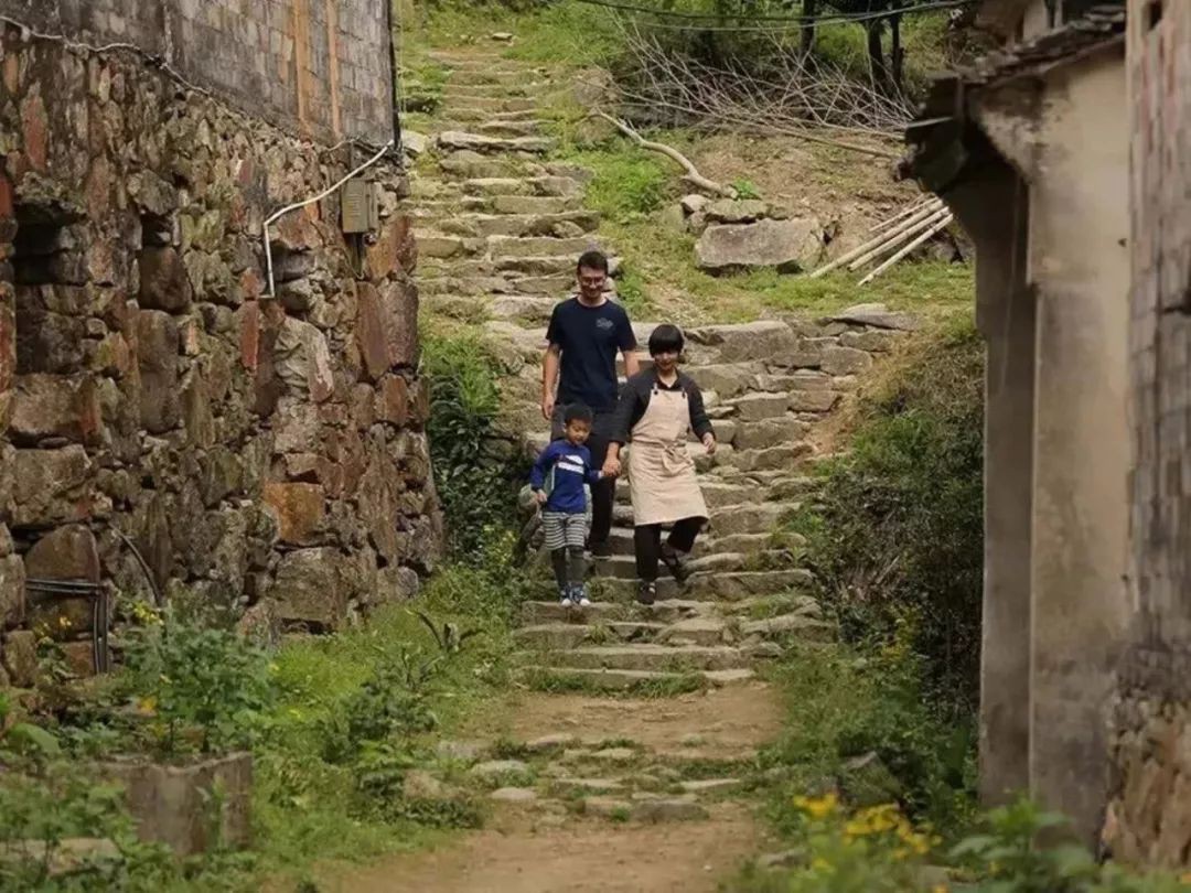 Ngôi nhà bình yên và cuộc sống hạnh phúc của gia đình 3 người đã bán hai mảnh đất ở phố về sống ở ngôi làng cổ