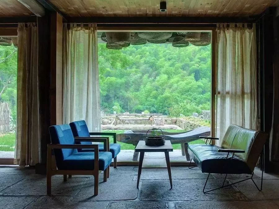 Ngôi nhà bình yên và cuộc sống hạnh phúc của gia đình 3 người đã bán hai mảnh đất ở phố về sống ở ngôi làng cổ