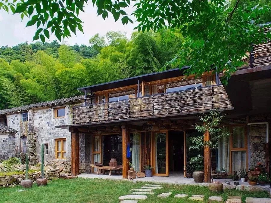 Ngôi nhà bình yên và cuộc sống hạnh phúc của gia đình 3 người đã bán hai mảnh đất ở phố về sống ở ngôi làng cổ