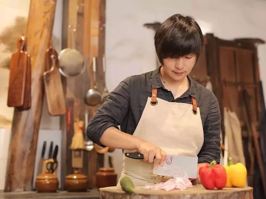 Ngôi nhà bình yên và cuộc sống hạnh phúc của gia đình 3 người đã bán hai mảnh đất ở phố về sống ở ngôi làng cổ