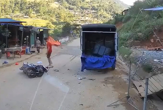 Tài xế xe máy tử vong sau cú tông mạnh vào đuôi xe tải đậu ven đường