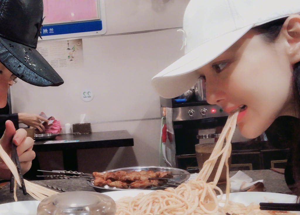 Sau đám cưới, tình địch Phạm Băng Băng khoe cuộc sống ngọt ngào và bình dị bên chồng sĩ quan