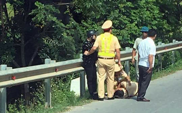 Nam thanh niên phóng xe máy tốc độ cao tông thẳng vào CSGT