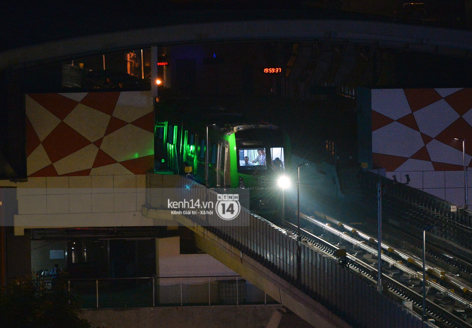 Tàu điện Cát Linh - Hà Đông chạy thử trong tối sau nhiều ngày tạm dừng