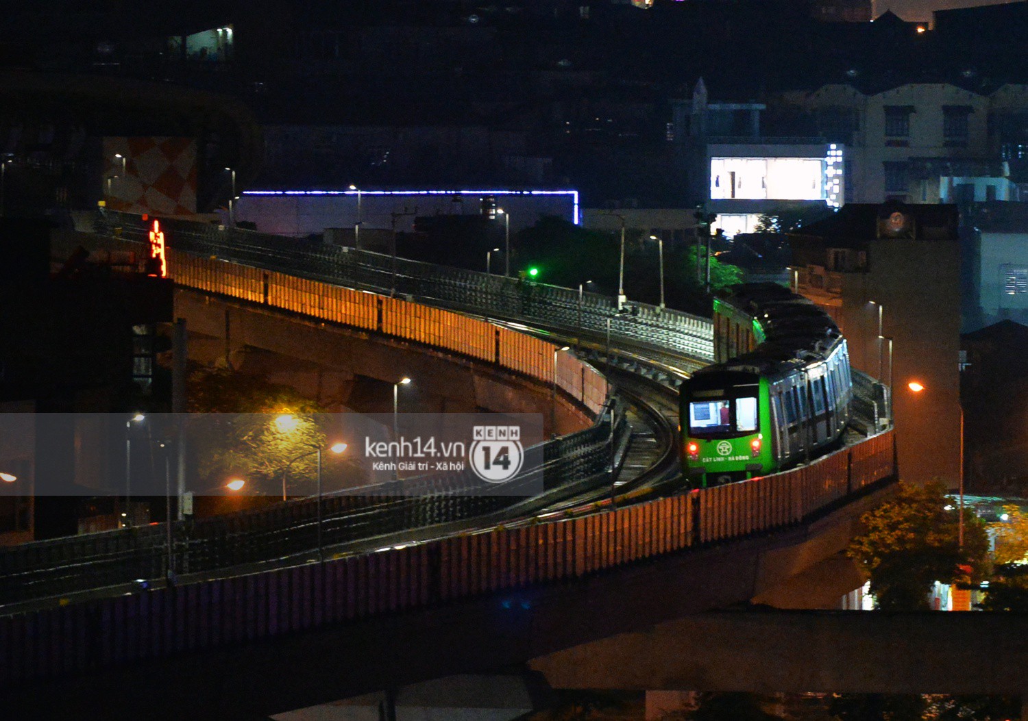 Tàu điện Cát Linh - Hà Đông chạy thử trong tối sau nhiều ngày tạm dừng