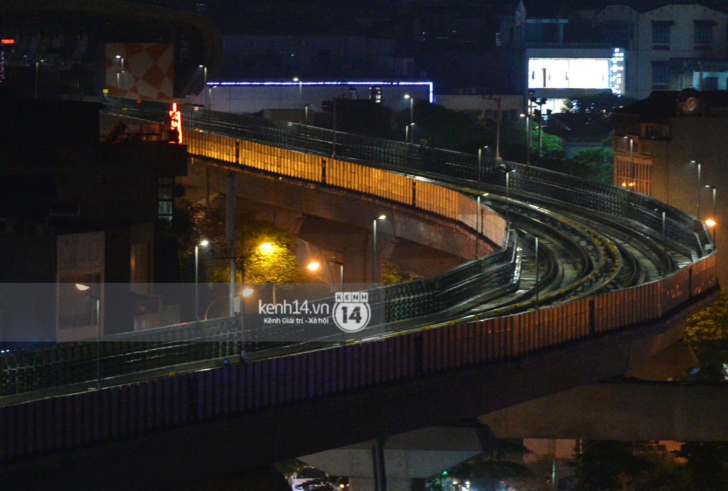 Tàu điện Cát Linh - Hà Đông chạy thử trong tối sau nhiều ngày tạm dừng