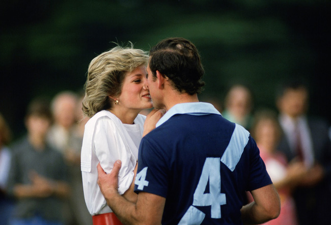 Nhìn loạt khoảnh khắc lạnh nhạt của Thái tử Charles và Công nương Diana mới thấy, cuộc hôn nhân không tình yêu này sớm hay muộn cũng phải kết thúc