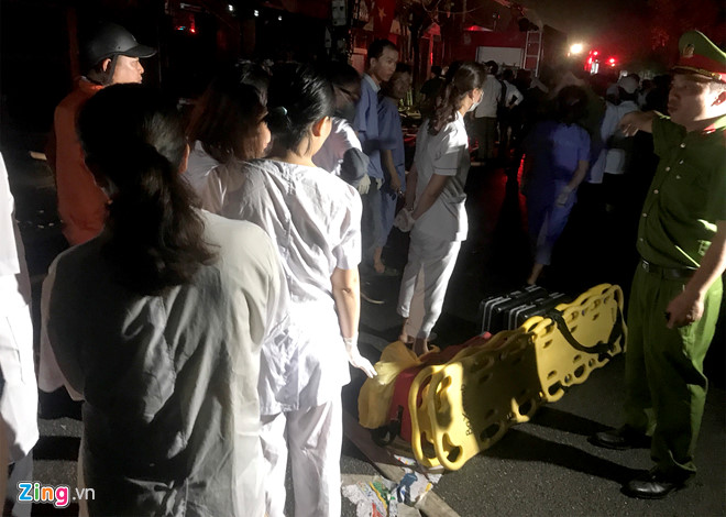 Nhiều người trắng tay sau đám cháy lớn gần Bệnh viện Nhi ở Hà Nội