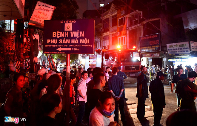 Nhiều người trắng tay sau đám cháy lớn gần Bệnh viện Nhi ở Hà Nội