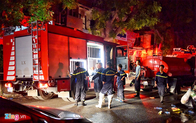 Nhiều người trắng tay sau đám cháy lớn gần Bệnh viện Nhi ở Hà Nội
