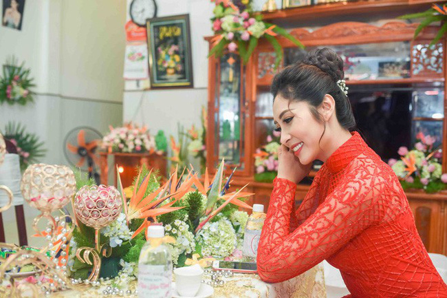 Hoa hậu trả vương miện Đặng Thu Thảo rạng rỡ bên vị hôn phu trong lễ đính hôn tại Cần Thơ